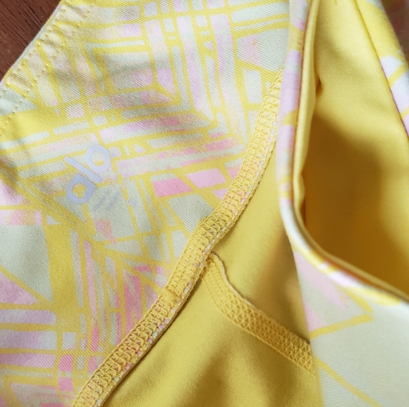 Alo Yoga Yellow Airbrush Capri in Zest Indio Small - Picture 8 of 9